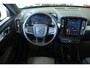 Volvo XC40 B4 Plus Dark | Trekhaak Semi-elektrisch | Adaptieve Cruise Control | Pilot Assist | Verwarmbare voorstoelen | Verwarmbaar stuurwiel | Blind Spot Information System | Verwarmbare voorruit | Parkeercamera | Parkeersensoren voor + achter |