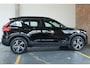 Volvo XC40 B4 Plus Dark | Trekhaak Semi-elektrisch | Adaptieve Cruise Control | Pilot Assist | Verwarmbare voorstoelen | Verwarmbaar stuurwiel | Blind Spot Information System | Verwarmbare voorruit | Parkeercamera | Parkeersensoren voor + achter |