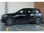 Volvo XC40 B4 Plus Dark | Trekhaak Semi-elektrisch | Adaptieve Cruise Control | Pilot Assist | Verwarmbare voorstoelen | Verwarmbaar stuurwiel | Blind Spot Information System | Verwarmbare voorruit | Parkeercamera | Parkeersensoren voor + achter |