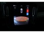 Volvo XC40 B4 Plus Dark | Trekhaak Semi-elektrisch | Adaptieve Cruise Control | Pilot Assist | Verwarmbare voorstoelen | Verwarmbaar stuurwiel | Blind Spot Information System | Verwarmbare voorruit | Parkeercamera | Parkeersensoren voor + achter |