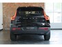 Volvo XC40 B4 Plus Dark | Trekhaak Semi-elektrisch | Adaptieve Cruise Control | Pilot Assist | Verwarmbare voorstoelen | Verwarmbaar stuurwiel | Blind Spot Information System | Verwarmbare voorruit | Parkeercamera | Parkeersensoren voor + achter |