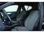 Volvo XC40 B4 Plus Dark | Trekhaak Semi-elektrisch | Adaptieve Cruise Control | Pilot Assist | Verwarmbare voorstoelen | Verwarmbaar stuurwiel | Blind Spot Information System | Verwarmbare voorruit | Parkeercamera | Parkeersensoren voor + achter |