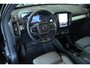 Volvo XC40 B4 Plus Dark | Trekhaak Semi-elektrisch | Adaptieve Cruise Control | Pilot Assist | Verwarmbare voorstoelen | Verwarmbaar stuurwiel | Blind Spot Information System | Verwarmbare voorruit | Parkeercamera | Parkeersensoren voor + achter |