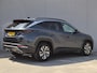 Hyundai Tucson 1.6 T-GDI HEV Comfort Smart / trekhaak vast / Trekgewicht 1650 kg / Elektrische achterklep / Stuur- & Stoelverwarming / Achteruitrijcamera / Adaptief cruise control / Draadloze telefoon lader / Keyless Entry/Start / Apple Carplay Android Auto /