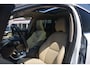 Volvo XC60 2.4 D4 Summum | Navigatie | Leer | Elek stoelen | Memory Stoelen | Panoramadak | Parkeercamera | Parkeersensoren | zeer compleet dealeronderhouden 2.4 5 cilinder laatste beurt bij 130000km km wit metallic stoelverwarming camera trekhaak panorama dak