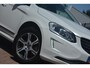 Volvo XC60 2.4 D4 Summum | Navigatie | Leer | Elek stoelen | Memory Stoelen | Panoramadak | Parkeercamera | Parkeersensoren | zeer compleet dealeronderhouden 2.4 5 cilinder laatste beurt bij 130000km km wit metallic stoelverwarming camera trekhaak panorama dak
