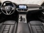 BMW 3-Serie Touring 320e High Executive 204Pk Automaat (APPLE CARPLAY, DEALER ONDERHOUDEN, GROOT NAVI, CAMERA, LEDER, SPORTSTOELEN, GETINT GLAS, ELEK ACHTERKLEP, NIEUWSTAAT)