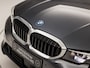 BMW 3-Serie Touring 320e High Executive 204Pk Automaat (APPLE CARPLAY, DEALER ONDERHOUDEN, GROOT NAVI, CAMERA, LEDER, SPORTSTOELEN, GETINT GLAS, ELEK ACHTERKLEP, NIEUWSTAAT)