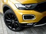 Volkswagen T-Roc 1.5 TSI Sport | Trekhaak | Black Optic | Origineel NL | 2e Eigenaar | Stoelverwarming | Camera | Adaptieve Cruise Control | Climate Control | LED Koplampen | Parkeersensoren | Parelmoer Lak |