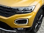 Volkswagen T-Roc 1.5 TSI Sport | Trekhaak | Black Optic | Origineel NL | 2e Eigenaar | Stoelverwarming | Camera | Adaptieve Cruise Control | Climate Control | LED Koplampen | Parkeersensoren | Parelmoer Lak |