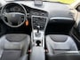 Volvo XC70 2.5 T Kinetic 5 Cilinder | AWD | 1 ste eigenaar | Memory bestuurder stoel | Roofrails| Parkeer sensoren vóór en achter | verwarmde voorstoelen | Climate control | Cruise control | regen Sensor | Trekhaak | Dealer onderhouden |