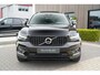 Volvo XC40 2.0 B4 R-Design | Schuif/kanteldak | Harman Kardon | Elektrische voorstoelen | Trekhaak | 360 graden camera | 20 inch | Adaptieve cruise control | BLIS |