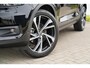 Volvo XC40 2.0 B4 R-Design | Schuif/kanteldak | Harman Kardon | Elektrische voorstoelen | Trekhaak | 360 graden camera | 20 inch | Adaptieve cruise control | BLIS |
