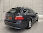BMW 5-Serie Touring 520i High Exe aut. UNIEK 124DKM!!/PLATINGRAU/TREKHAAK/ZWART LEER COMFORT-SPORT+MEMORY//BI-XENON/NAVI PROF/ECC/CRUISE/STOELVERW/UNIEKE AUTO/1E EIGENAAR/YOUNGTIMER