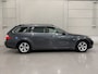 BMW 5-Serie Touring 520i High Exe aut. UNIEK 124DKM!!/PLATINGRAU/TREKHAAK/ZWART LEER COMFORT-SPORT+MEMORY//BI-XENON/NAVI PROF/ECC/CRUISE/STOELVERW/UNIEKE AUTO/1E EIGENAAR/YOUNGTIMER