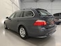 BMW 5-Serie Touring 520i High Exe aut. UNIEK 124DKM!!/PLATINGRAU/TREKHAAK/ZWART LEER COMFORT-SPORT+MEMORY//BI-XENON/NAVI PROF/ECC/CRUISE/STOELVERW/UNIEKE AUTO/1E EIGENAAR/YOUNGTIMER