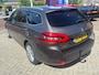 Peugeot 308 SW 1.2 PureTech Blue Lease Premium | trekhaak | cruise | clima | panoramadak | nw apk | nette auto | boekjes aanwezig