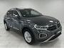 Volkswagen T-Roc 1.0 TSI Life | NAVIGATIE | PARKEERSENSOREN VOOR-EN ACHTER | CLIMATE CONTROL