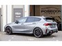 BMW 1-Serie M135i xDrive PANO | KEYLESS | HARMAN/KARDON | MATTGRIJS | BOMVOLL!!