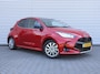 Mazda 2 Hybrid 1.5 Select | Trekhaak | Stuur-/stoelverwarming | Camera | HUD | Inductielader | Dodehoek detectie | Cruise adapt. | Clima | 16" LM |