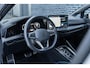 Volkswagen Golf 1.5 eTSI DSG R-Line Edition | Achteruitrijcamera | Parkeersensoren | ArtVelours | Sportstoelen | Navigatie Discover | Apple Carpaly | Android Auto | Stoelverwarming | IQ.Light | Lichtmetalen Velgen 18 inch