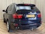 BMW X5 xDrive40d M-Sport Full Option / Carbon Schwartz / Keyless / HUD / Soft-Close / Panoramadak / Adapt. Cruise / Memory / Afn Trekhaak / 19'' LMV