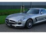 Mercedes-Benz SLS Coupé 6.3 AMG |Alubeam Silver |2.217 KM |1e eigenaar |Nieuwstaat |6,3 liter V8 |Duitse auto met historie |Achteruitrijcamera |Bang & Olufsen | VOL VOL OPTIE S | Een droom voor liefhebbers |