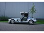 Mercedes-Benz SLS Coupé 6.3 AMG |Alubeam Silver |2.217 KM |1e eigenaar |Nieuwstaat |6,3 liter V8 |Duitse auto met historie |Achteruitrijcamera |Bang & Olufsen | VOL VOL OPTIE S | Een droom voor liefhebbers |