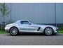 Mercedes-Benz SLS Coupé 6.3 AMG |Alubeam Silver |2.217 KM |1e eigenaar |Nieuwstaat |6,3 liter V8 |Duitse auto met historie |Achteruitrijcamera |Bang & Olufsen | VOL VOL OPTIE S | Een droom voor liefhebbers |
