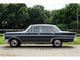 Mercedes-Benz 200-Serie 200-serie 230 S |Heckflosse |18.321 kilometer origineel !!! | Ongerestaureerd | Zo goed als nieuwstaat |6 cilinder |Michelin classic banden |Graphit Grau |ZEER ZELDZAAM in deze onberispelijke conditie | Orgineel chromewerk van 300 serie was optie destijds