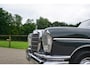Mercedes-Benz 200-Serie 200-serie 230 S |Heckflosse |18.321 kilometer origineel !!! | Ongerestaureerd | Zo goed als nieuwstaat |6 cilinder |Michelin classic banden |Graphit Grau |ZEER ZELDZAAM in deze onberispelijke conditie | Orgineel chromewerk van 300 serie was optie destijds