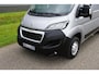 Peugeot Boxer 335 2.2 BlueHDi 140 L2H2 Premium in Topstaat |1e eigenaar |Camera |Cruise |Navi |140 pk |3500 KG |BPM vrij |Mooie camperbasis |Metallic lak |Parkeersensoren |EURO6D
