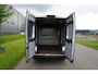 Peugeot Boxer 335 2.2 BlueHDi 140 L2H2 Premium in Topstaat |1e eigenaar |Camera |Cruise |Navi |140 pk |3500 KG |BPM vrij |Mooie camperbasis |Metallic lak |Parkeersensoren |EURO6D