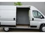Peugeot Boxer 335 2.2 BlueHDi 140 L2H2 Premium in Topstaat |1e eigenaar |Camera |Cruise |Navi |140 pk |3500 KG |BPM vrij |Mooie camperbasis |Metallic lak |Parkeersensoren |EURO6D