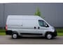 Peugeot Boxer 335 2.2 BlueHDi 140 L2H2 Premium in Topstaat |Metallic |Camera |Cruise |Navi |1 eigenaar |3500 KG |Mooie Camperbasis |BPM vrij |140 pk |EURO6D