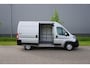 Peugeot Boxer 335 2.2 BlueHDi 140 L2H2 Premium in Topstaat |Metallic |Camera |Cruise |Navi |1 eigenaar |3500 KG |Mooie Camperbasis |BPM vrij |140 pk |EURO6D