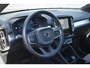 Volvo XC40 B4 Plus Dark | Trekhaak | Allseason banden | Verwarmbare voorstoelen en stuurwiel | Premium audio by Harman Kardon | Apple carplay/Android auto | Verwarmbare voorruit