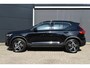 Volvo XC40 B4 Plus Dark | Trekhaak | Allseason banden | Verwarmbare voorstoelen en stuurwiel | Premium audio by Harman Kardon | Apple carplay/Android auto | Verwarmbare voorruit