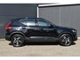 Volvo XC40 B4 Plus Dark | Trekhaak | Allseason banden | Verwarmbare voorstoelen en stuurwiel | Premium audio by Harman Kardon | Apple carplay/Android auto | Verwarmbare voorruit