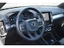 Volvo XC40 B4 Automaat Plus Dark | Premium Audio by Harman Kardon | Semi Electrische Trekhaak | Adaptieve Cruise Control | BLIS | Elektrisch verstelbare Voorstoelen | Stoel-/Stuurwiel verwarming | 19 Inch Lichtmetalen Velgen |