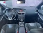 Volvo V40 1.5 T3 Polar+ Sport | R-Design | Harman Kardon Audio | Achteruitrijcamera | Parkeerassistent | Parkeersensoren | Panoramadak | Keyless Entry | Navigatie | Alarm | Stoelverwarming | Dealeronderhouden