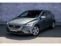 Volvo V40 1.5 T3 Polar+ Sport | R-Design | Harman Kardon Audio | Achteruitrijcamera | Parkeerassistent | Parkeersensoren | Panoramadak | Keyless Entry | Navigatie | Alarm | Stoelverwarming | Dealeronderhouden
