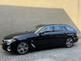 BMW 5-Serie Touring 530e Business Edition Plus Luxury | Lederen bekleding | Adaptieve cruise | Lane assist | Harman&kardon | Head up | Camera | Navigatie | Apple CarPlay | Sfeerverlichting | Sportstoelen met memory | Stoelverwarming | 18 inch velgen | Full-LED | DAB | Elektrische achterklep | Dealeronderhouden