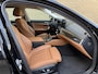 BMW 5-Serie Touring 530e Business Edition Plus Luxury | Lederen bekleding | Adaptieve cruise | Lane assist | Harman&kardon | Head up | Camera | Navigatie | Apple CarPlay | Sfeerverlichting | Sportstoelen met memory | Stoelverwarming | 18 inch velgen | Full-LED | DAB | Elektrische achterklep | Dealeronderhouden