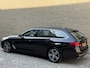 BMW 5-Serie Touring 530e Business Edition Plus Luxury | Lederen bekleding | Adaptieve cruise | Lane assist | Harman&kardon | Head up | Camera | Navigatie | Apple CarPlay | Sfeerverlichting | Sportstoelen met memory | Stoelverwarming | 18 inch velgen | Full-LED | DAB | Elektrische achterklep | Dealeronderhouden