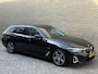 BMW 5-Serie Touring 530e Business Edition Plus Luxury | Lederen bekleding | Adaptieve cruise | Lane assist | Harman&kardon | Head up | Camera | Navigatie | Apple CarPlay | Sfeerverlichting | Sportstoelen met memory | Stoelverwarming | 18 inch velgen | Full-LED | DAB | Elektrische achterklep | Dealeronderhouden