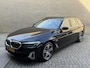 BMW 5-Serie Touring 530e Business Edition Plus Luxury | Lederen bekleding | Adaptieve cruise | Lane assist | Harman&kardon | Head up | Camera | Navigatie | Apple CarPlay | Sfeerverlichting | Sportstoelen met memory | Stoelverwarming | 18 inch velgen | Full-LED | DAB | Elektrische achterklep | Dealeronderhouden