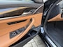 BMW 5-Serie Touring 530e Business Edition Plus Luxury | Lederen bekleding | Adaptieve cruise | Lane assist | Harman&kardon | Head up | Camera | Navigatie | Apple CarPlay | Sfeerverlichting | Sportstoelen met memory | Stoelverwarming | 18 inch velgen | Full-LED | DAB | Elektrische achterklep | Dealeronderhouden