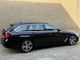 BMW 5-Serie Touring 530e Business Edition Plus Luxury | Lederen bekleding | Adaptieve cruise | Lane assist | Harman&kardon | Head up | Camera | Navigatie | Apple CarPlay | Sfeerverlichting | Sportstoelen met memory | Stoelverwarming | 18 inch velgen | Full-LED | DAB | Elektrische achterklep | Dealeronderhouden