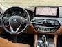 BMW 5-Serie Touring 530e Business Edition Plus Luxury | Lederen bekleding | Adaptieve cruise | Lane assist | Harman&kardon | Head up | Camera | Navigatie | Apple CarPlay | Sfeerverlichting | Sportstoelen met memory | Stoelverwarming | 18 inch velgen | Full-LED | DAB | Elektrische achterklep | Dealeronderhouden